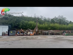 子供は装置の遊園地の無軌道の車両の天候の抵抗をする