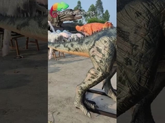 実質の実物大のAnimatronic恐竜のCeratosaurusモデルを点滅させる目