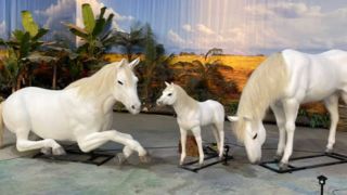 テーマパークやイベント用の等身大のアニマトロニック ユニコーン