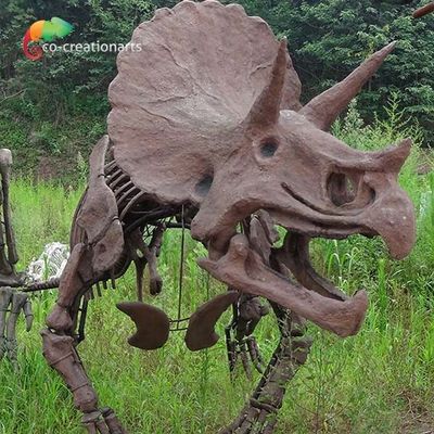 道の装飾の恐竜のトリケラトプスの骨組