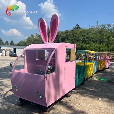 子供は装置の遊園地の無軌道の車両の天候の抵抗をする