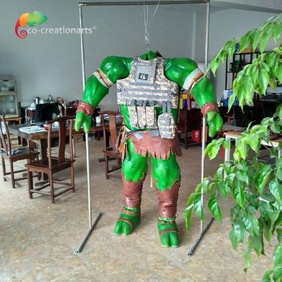 遊園地の防水しているアニマトロニクススーツのカメの衣裳の大人
