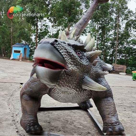 テーマ パークのリアルなアニマトロニクス恐竜の実物大のアニマ